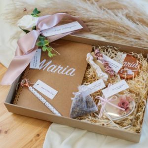 Kit para Damas de Honor. Oferta para Casamentos com espelho personalizado, totos, vela coração, caneta, caderno personalizado e saco de cheiro.