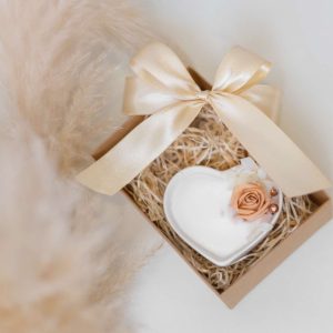 Caixa oferta para Damas de Honor com uma vela coração decorada com flores estabilizadas