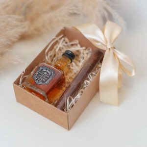 caixa oferta cavalheiros de honra com garrafinha Jack Daniels e charuto