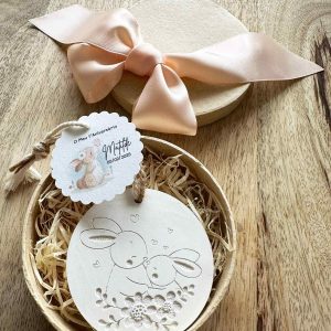 Medalha em gesso perfumado coelhos