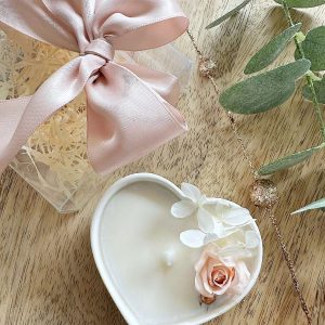 Vela coração com flores estabilizadas e base em gesso perfumado. com caixa transparente e etiqueta personalizada. perfeita para batizado, comunhao ou casamento