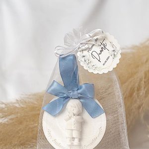 Medalha em Gesso Perfumado com menino e descrição "lembrança da minha comunhao"