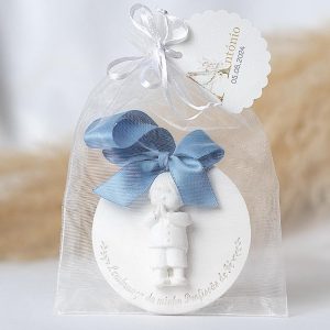 Medalha em Gesso Perfumado com menino e descrição "lembrança da minha profissão de fé"