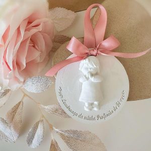 Medalha em Gesso Perfumado com menina e descrição "lembrança da minha profissão de fé"