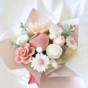 Ramo de Flores de cera rosa e eucalipto com caixa branca