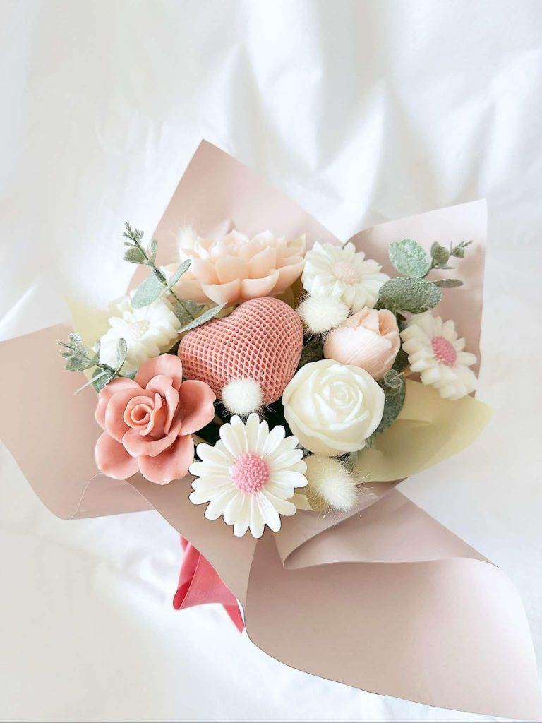 Ramo de Flores de cera rosa e eucalipto com caixa branca