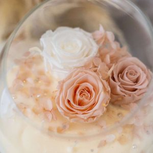 Vela decorativa de com flores estabilizadas