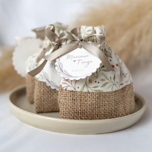 saco de tecido com flores de cheiro para lembrança de casamento