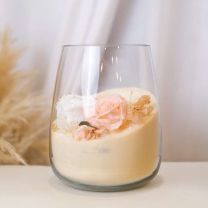 Vela decorativa de com flores estabilizadas