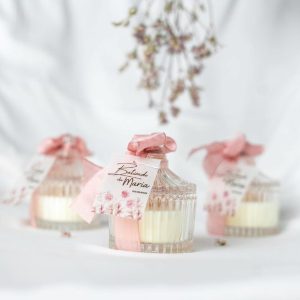 Vela com frasco vintage e decorada com flores estabilizadas. Decorada à mão para lembrança de aniversário, batizado ou comunhão