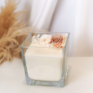 Vela decorativa de com flores estabilizadas