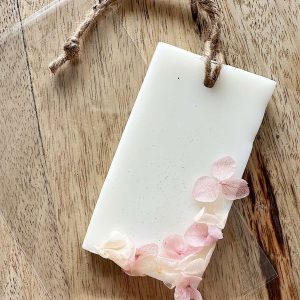 Placa de cera perfumada com flores estabilizadas para lembrança de casamento, batizado ou comunhao