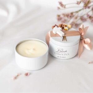 Vela em pote branco decorada com flores estabilizadas e cruz branca perfeita para lembrança de batizado, crisma ou comunhão