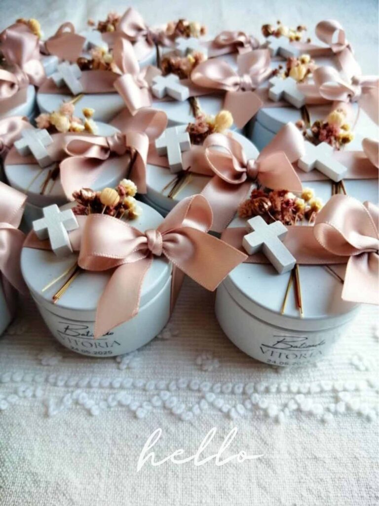 Vela para Lembrança de batizado, comunhão ou crisma. Porte Branco decorado com flores, laço e cruz branca
