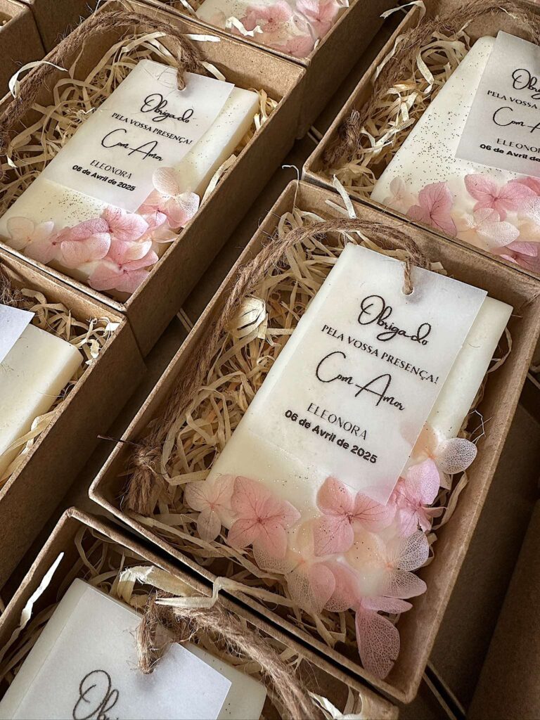 Placa de Cera Perfumada decorada com flores estabilizadas em caixa Kraft. Para lembrança em casamentos, batizados, comunhões e outros eventos. Com etiqueta personalizada.