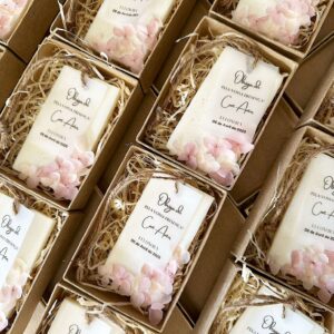 Placa de Cera Perfumada decorada com flores estabilizadas em caixa Kraft. Para lembrança em casamentos, batizados, comunhões e outros eventos. Com etiqueta personalizada.