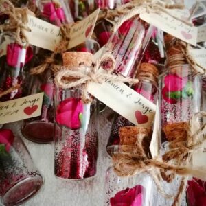 Frasco com uma rosa vermelha para lembrança de casamento