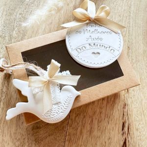 Caixa Oferta Avós com Pombinha e Medalha em Gesso Perfumado. Mensagem "Tenho a melhores avós do mundo"