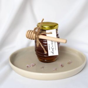 Frasco de mel com colher de mel para lembrança de casamento ou outro evento