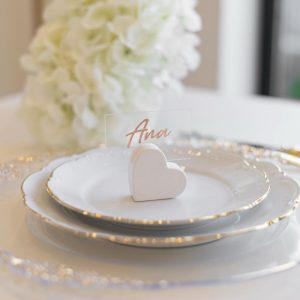 Marcador de Mesa em Acrílico personalizado e base em coração de gesso perfumado para casamentos ou outros eventos