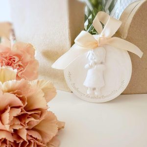 Medalha em gesso perfumado menina com descrição "lembrança da minha comunhão"