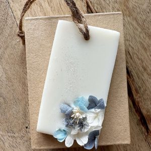Placa de cera perfumada azul com flores estabilizadas e caixa em Kraft para lembrança de casamento, batizado ou comunhão