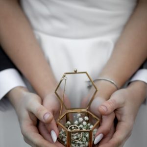 Porta-alianças hexagonal para casamento