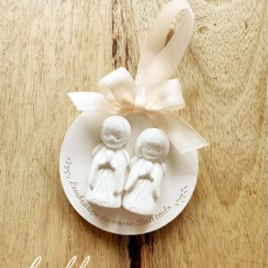Medalha em Gesso Perfumado com dois meninos gémeos e descrição "lembrança do nosso batizado"