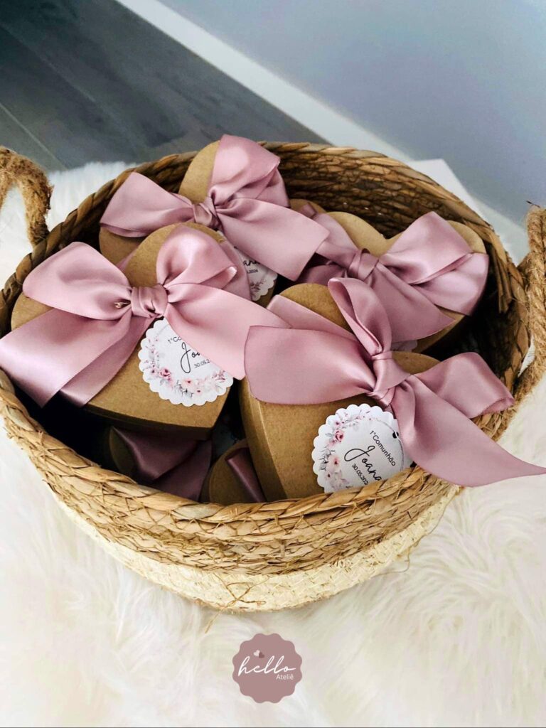 Pombinha em Gesso Perfumado em caixa coração Kraft. lembrança de batizado ou comunhao