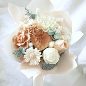 Ramo de Flores de Cera nude com eucalipto. Cor nude, beije, branco e verde. Com base em caixa prateada. Ideal para oferecer a madrinhas, avós, à mãe ou alguém especial. Diferente, original e criativo.