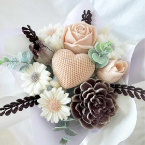 Ramo de Flores de Cera com eucalipto. Cor roxa, rosa, branco e verde. Com base em caixa prateada. Ideal para oferecer a madrinhas, avós, à mãe ou alguém especial. Diferente, original e criativo.