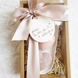 Kit com Velas coração e medalha em gesso perfumado com mensagem "já era amor antes de ser" para oferecer no dia dos namorados ou em outra ocasião especial