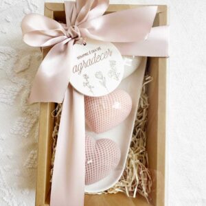 Kit com Velas coração e medalha em gesso perfumado com mensagem "sempre é dia de agradecer" para oferecer