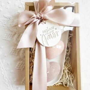 Kit com Velas coração e medalha em gesso perfumado com mensagem "ensinar é um ato de amor" para oferecer