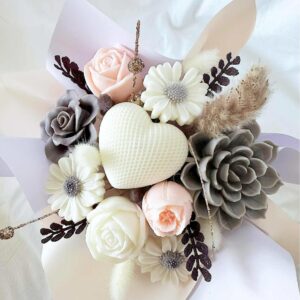 Ramo de Flores de Cera com dourado. Cor roxa, rosa, dourado e branco. Com base em caixa rosa. Ideal para oferecer a madrinhas, avós, à mãe ou alguém especial. Diferente, original e criativo.