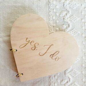 GuestBook ou Livro para convidados escrever mensagens no dia do casamento em forma de coração e com a frase "yes,i do"