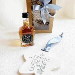 Caixa para oferecer ao pai com mini garrafinha Jack Daniels e medalha em gesso perfumado com mensagem "tenho um pai cinco estrelas"