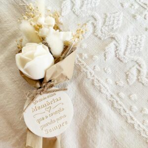Ramo de flores de cera beije e branco com borboleta para oferecer. com medalha em gesso perfumado com a mensagem "os avós criam memórias que o coração guarda para sempre"