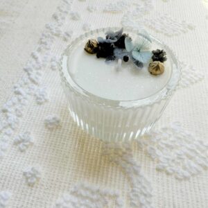 vela decorada com flores estabilizadas para lembrança de batizado, comunhao ou outro evento especial. Cor azul e dourado