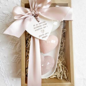 Kit com Velas coração e medalha em gesso perfumado com mensagem "as melhores auxiliares criam memórias que o coração guarda para sempre" para oferecer