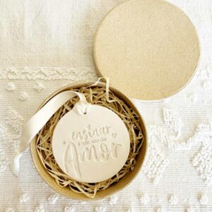 Medalha em gesso perfumado com mensagem "ensinar é um ato de amor" para oferecer a professores, educadores, auxiliares, catequistas ou uma pessoa especial. existe em caixa Kraft.