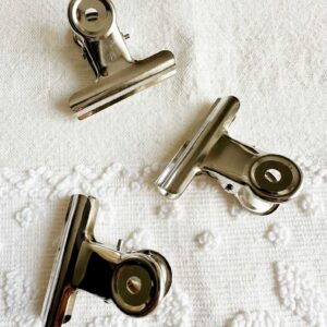 clips para colocar a segurar os marcadores de mesa na entrada de um evento