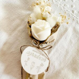Ramo de flores de cera beije e branco com borboleta para oferecer. com medalha em gesso perfumado com a mensagem "sempre é dia de agradecer"