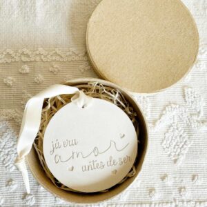 Medalha em Gesso perfumado "ja era amor antes de ser" em caixa Kraft para oferecer