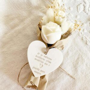 Ramo de flores de cera beije e branco com borboleta para oferecer. com medalha em gesso perfumado com a mensagem "só as melhores auxiliares criam memórias que o coração guarda para sempre"