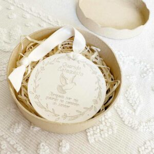 Medalha em gesso perfumado com pomba e mensagem "obrigado por me guiares no caminho do senhor" para oferecer a catequistas. existe em caixa Kraft.