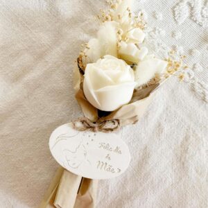Ramo de flores de cera beije e branco com borboleta para oferecer. com medalha em gesso perfumado com a mensagem "feliz dia da mãe"