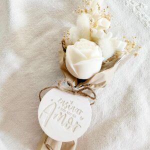 Ramo de flores de cera beije e branco com borboleta para oferecer. com medalha em gesso perfumado com a mensagem "ensinar é um ato de amor"