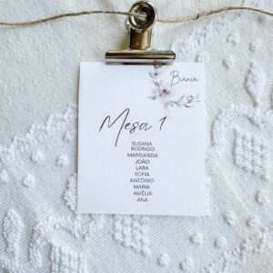 Marcador de mesa de expositor para aniversario, batizado ou comunhão com flores rosa