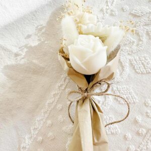 Ramo de flores de cera beije e branco com borboleta para oferecer.